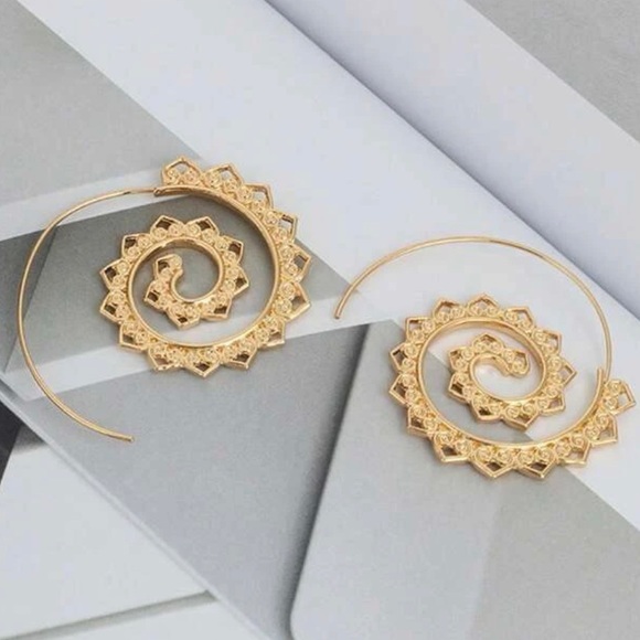 ⭕️BOGO FREE⭕️ Gold tone sun ray hoop earrings / NWOT - Picture 6 of 6